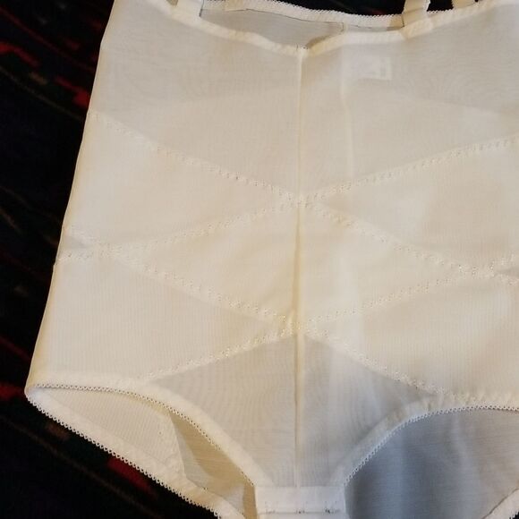 VINTAGE🌷ANOTHER YOUTHFUL CREATION🌷White Guardle New - Picture 4 of 9